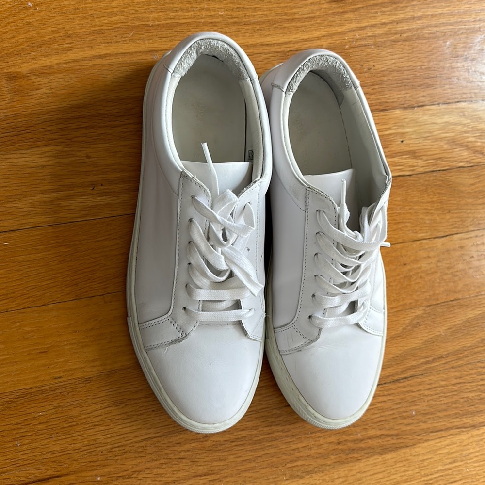 Italic white leather sneakers!
